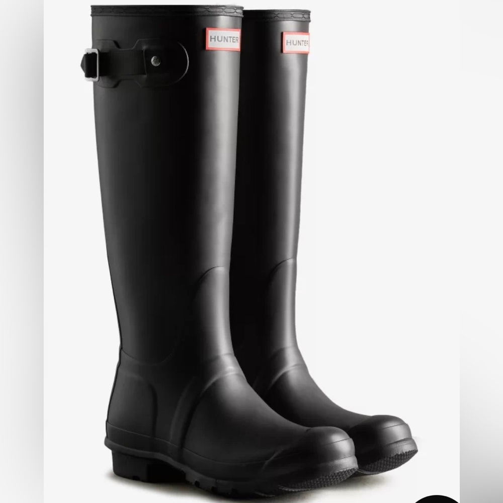 Hunter women’s original tall rain boots in matte black size 8